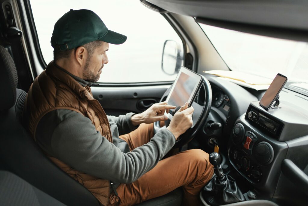 Man met tablet - Technologie voor onderweg